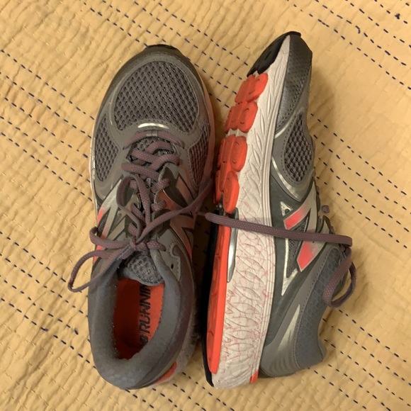 25. New Balance 940 Running Shoes in Grey - Picture 9 of 12